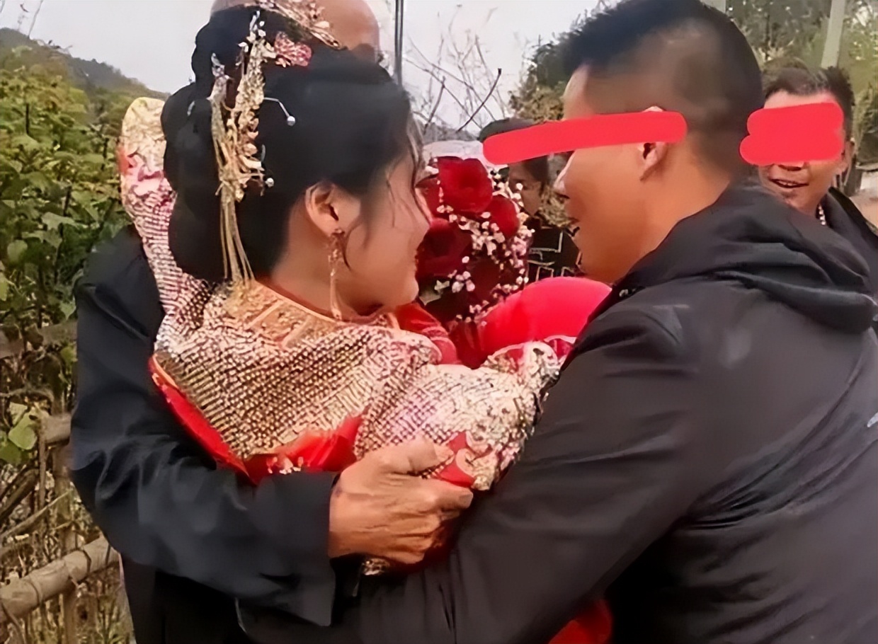 四川一女子遭公公强奸六年，丈夫问：为何一次不反抗一次不报警!