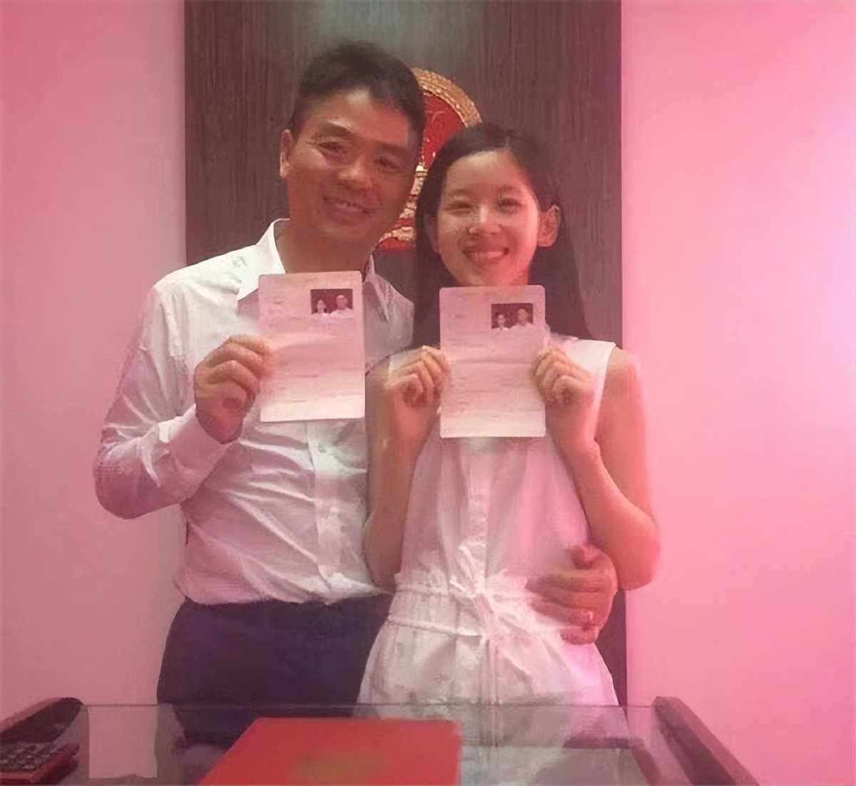 章泽天的丈夫刘强东是谁,章泽天父亲章丽厚