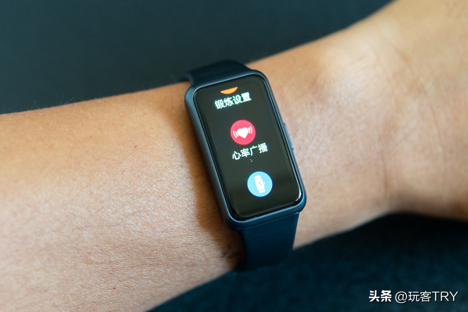 10样总价500元的新人骑行装备，包括头盔、德规车灯、智能手环