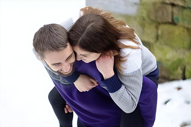 岳父全力扶持女婿，上位后他给妻子下毒两年，看她挣扎着慢慢死去