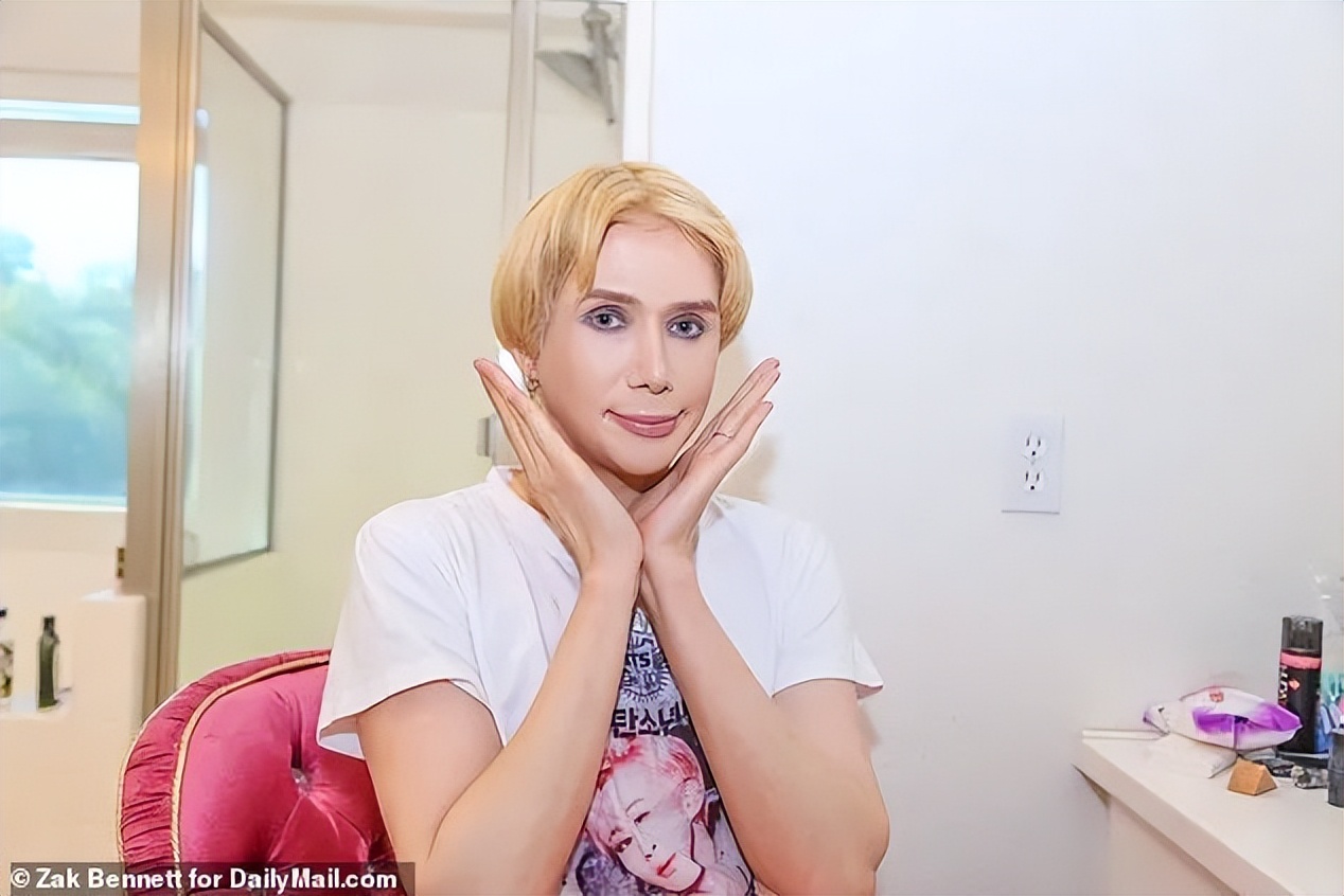 白人网红沉迷韩国流行文化，疯狂整容还做丁丁缩小术？