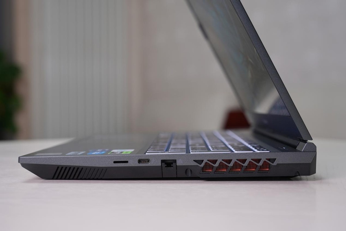 七彩虹将星x15xs23款,七彩虹将星x15i913900hx测评