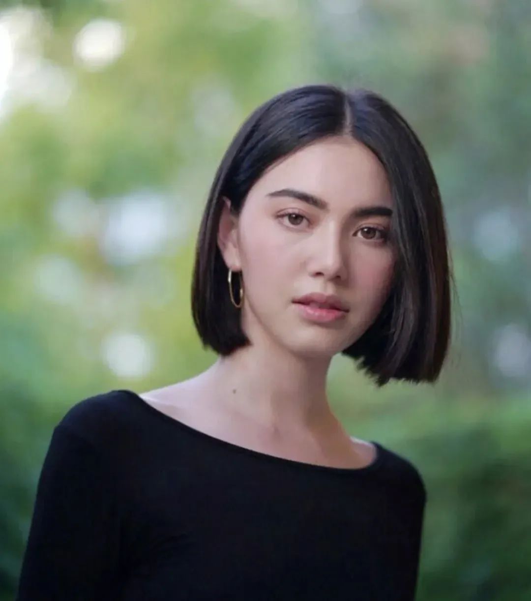 穿白t配什么发型好看,选对发型怎么穿都美炸天