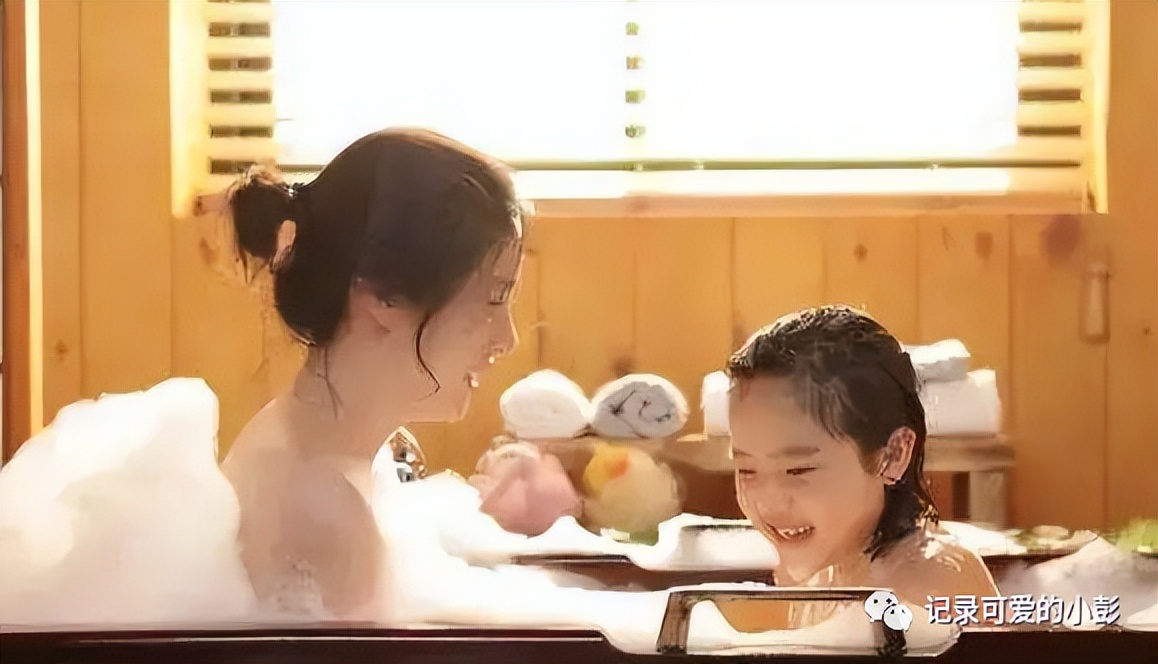 5岁女孩跟爸爸浴池洗澡后,每天说屁屁疼,医生检查后妈妈后悔了