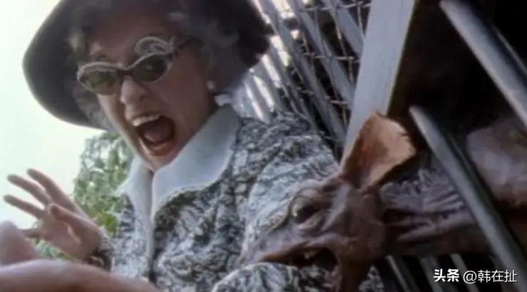 推荐十部适合和女朋友一起看的恐怖片，《群尸玩过界》一定要看