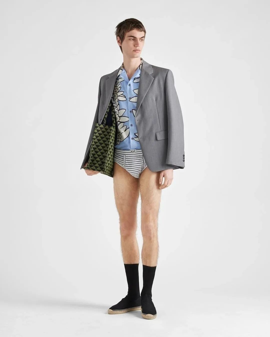 董洁黄色裙子黑色裤子,董洁穿钻石短裤引热议