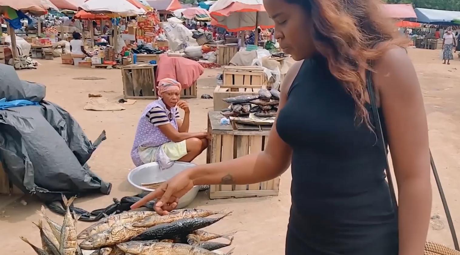 非洲物价多低？2美元逛加纳市场，没想到能买这么多东西