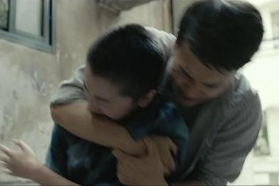 助理伺候明星捏脚,助理伺候明星跪下打伞