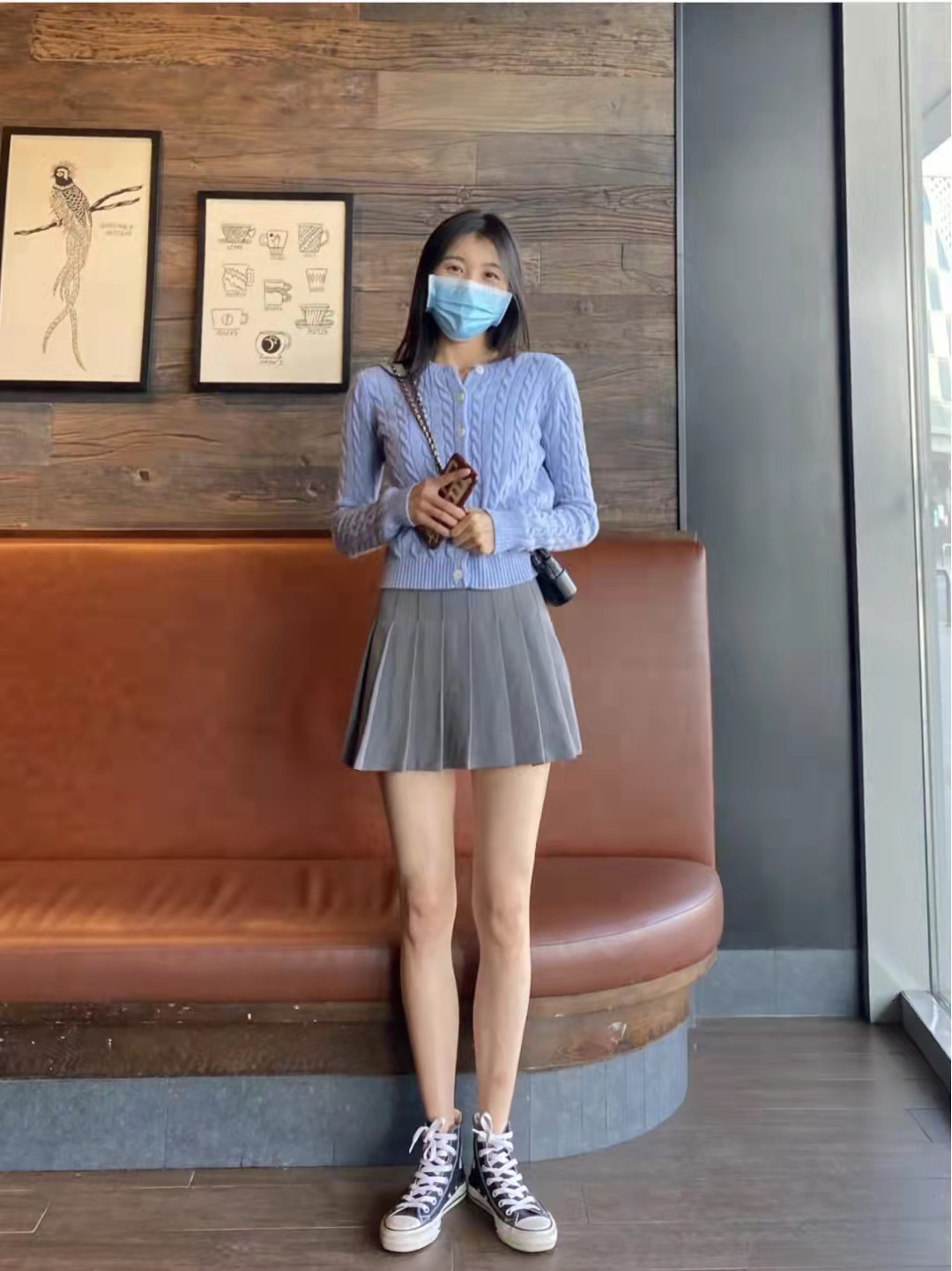 黑色卫衣和灰色百褶短裙搭配图片,灰色百褶裙搭配什么上衣好看