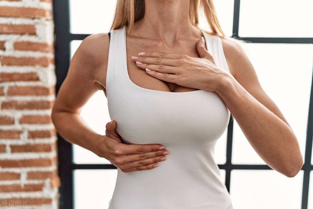 女性右侧胸部侧面疼痛是什么原因,50岁女性胸部疼痛是怎么回事