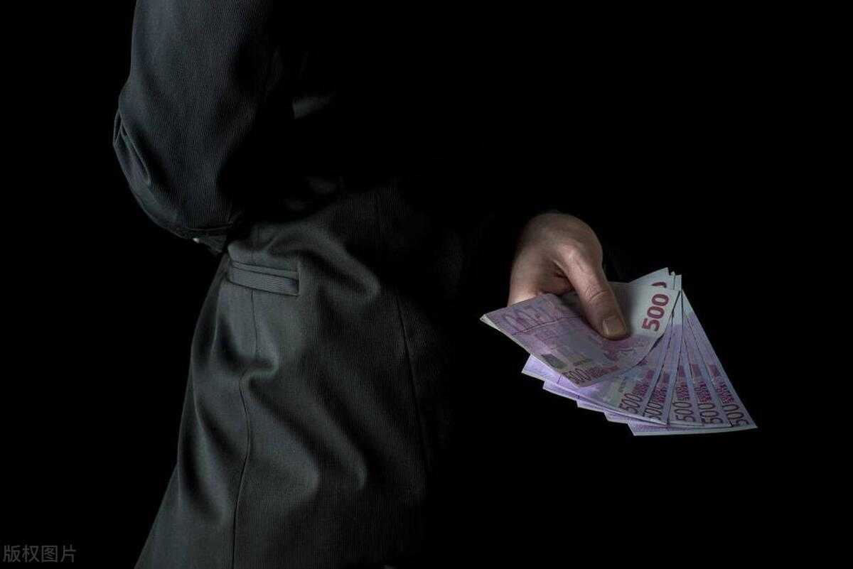 以借为名不还公款是否构成贪污罪,与贪污犯共谋贪污构成什么罪