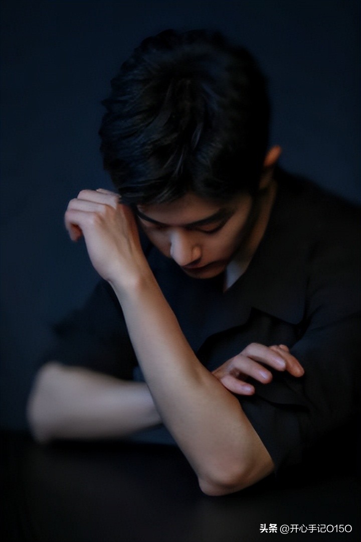 肖战把鞋带系成了死结？粉丝看肖战细节满满，这个窝窝大有说道