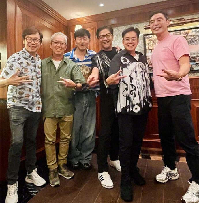 张杰谢娜一家人演唱会,谢娜穿银色外衣私下和张杰聚会