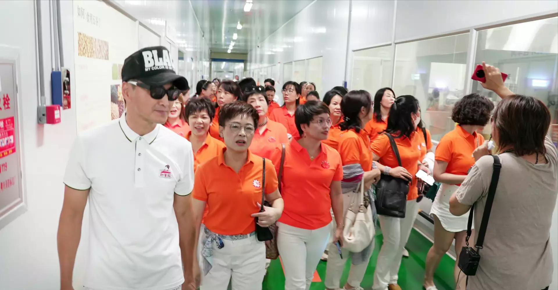 何家劲经历过哪些事,何家劲的工厂有多少人