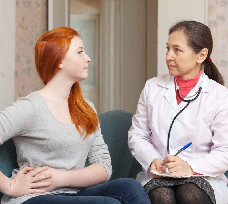 女性心窝口偏右烧灼感痛怎么回事,女性尿路有烧灼感是怎么回事