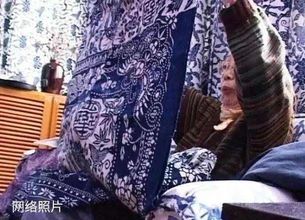 心系蓝印花布的日本籍老太太