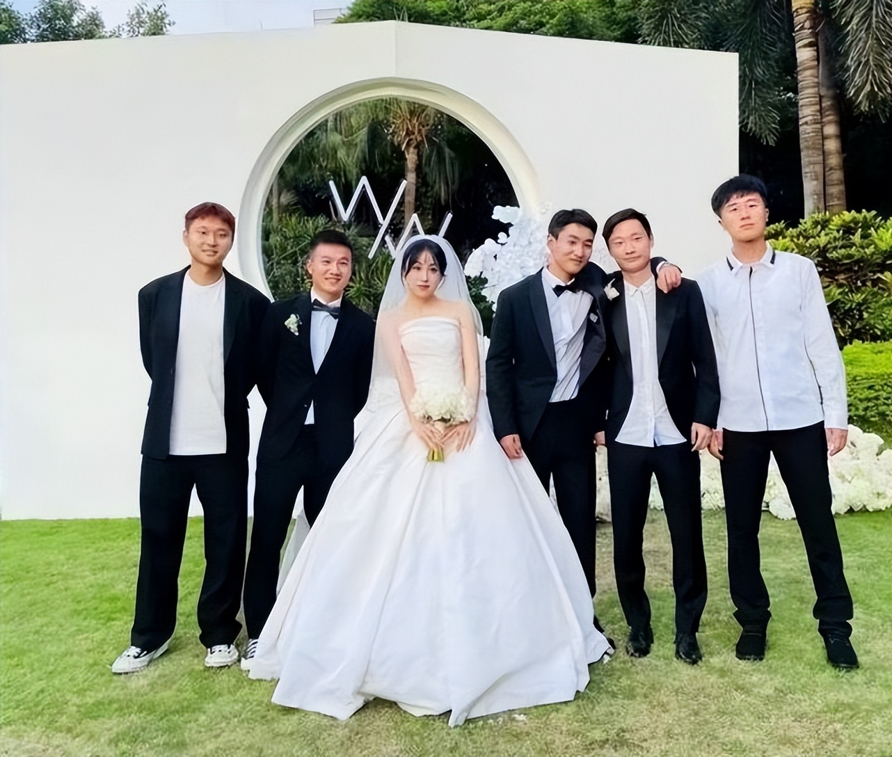 韦世豪老婆吴雅家世,韦世豪和老婆秀恩爱