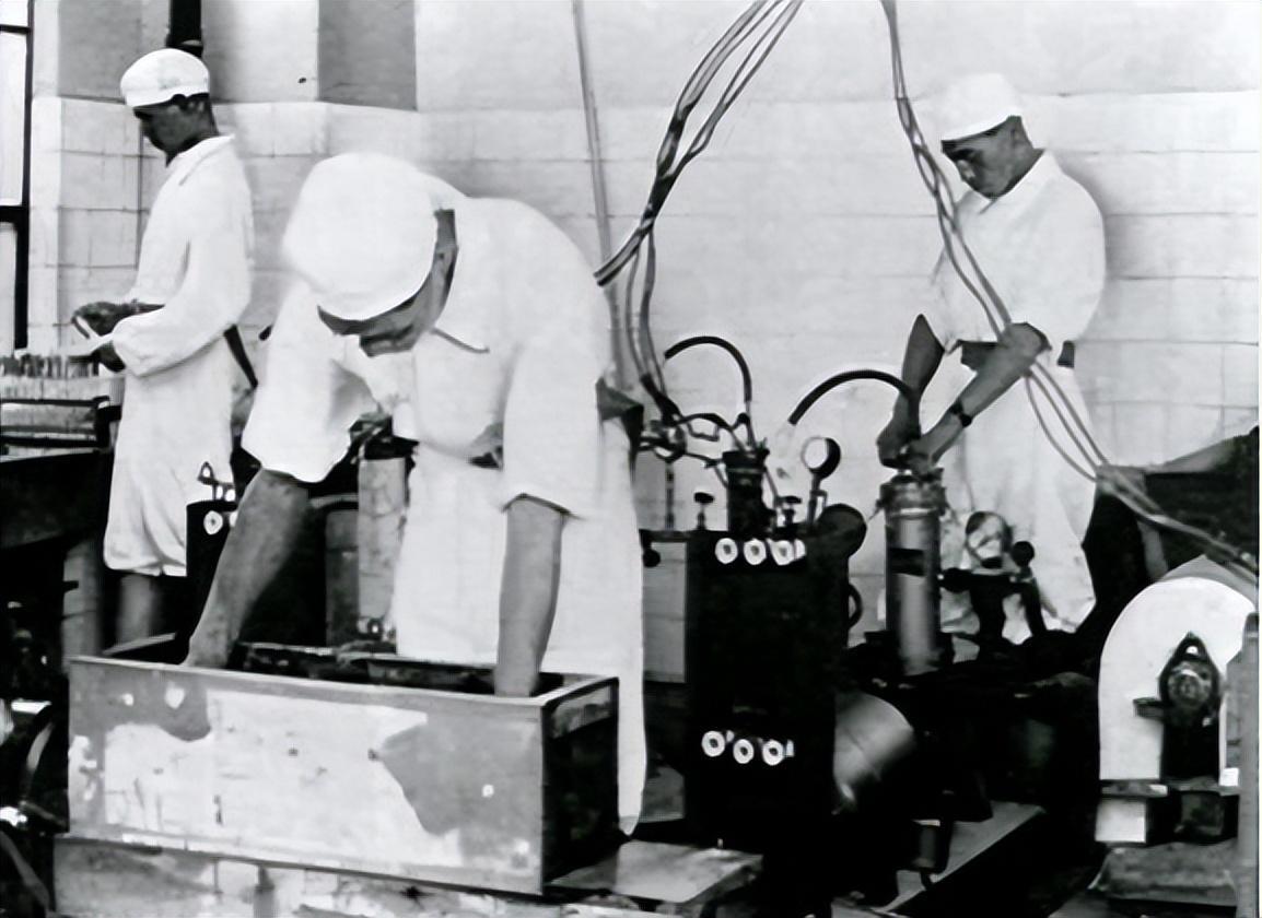 毁三观:旗人格格大腿岔开豪放洗衣,地主三妻四妾不输女明星2