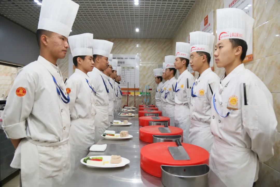 毕业选择先就业再择业,考研择校择业看哪些方面