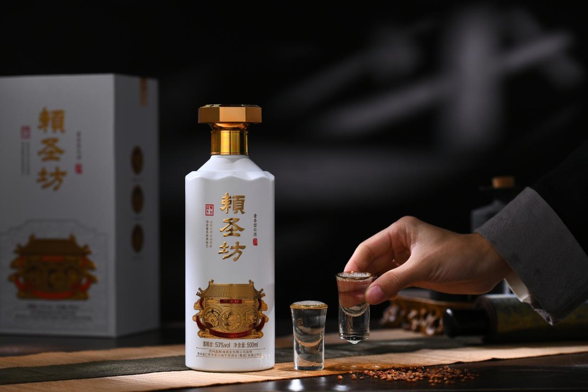 汾酒青花20和洋河梦之蓝m3水晶版,十大不输茅台的酒排行