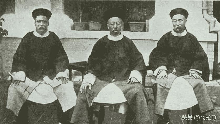 日军侵华老照片：女子自愿脱衣服让洋人拍摄，女孩拍下大尺度照片