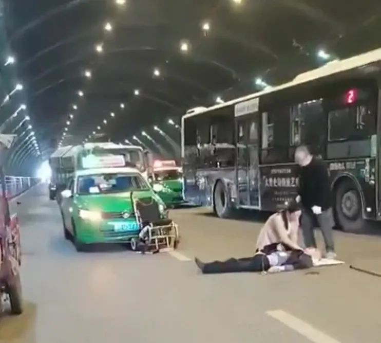 大爷开电动轮椅一路狂飙,大爷马路上开电动轮椅