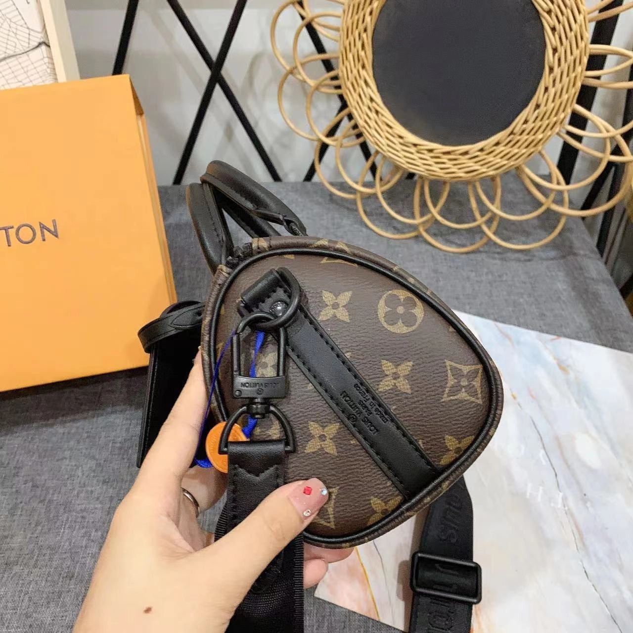 今年流行的lv圆枕头包,2022最火的枕头包图片