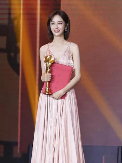 佟丽娅:父亲让她卑微,婚后容忍老公出轨,离婚后勇敢做自己