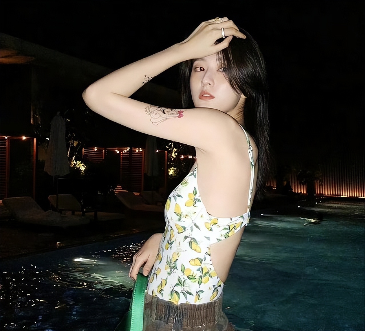 赵露思坐姿瑜伽裤穿搭,穿瑜伽裤上街合适吗