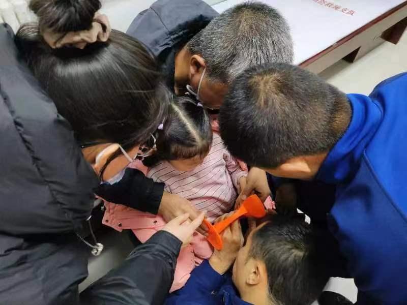 半岁幼童玩具卡手求助消防,幼童玩具卡手消防员暖心救援