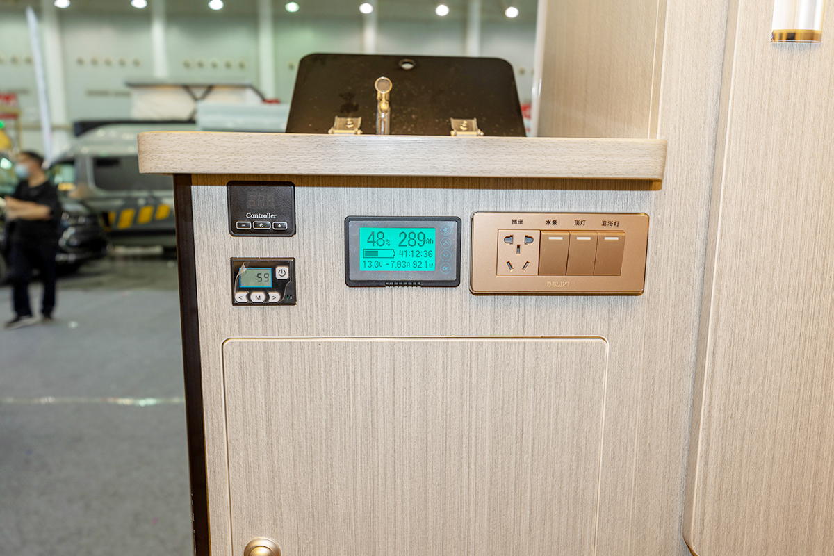 升顶b型房车可睡六人,升顶4座旅居车