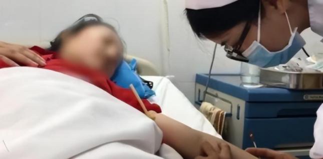 高校女厕见不得光的“高薪兼职”，撕碎了多少女大学生的遮羞布