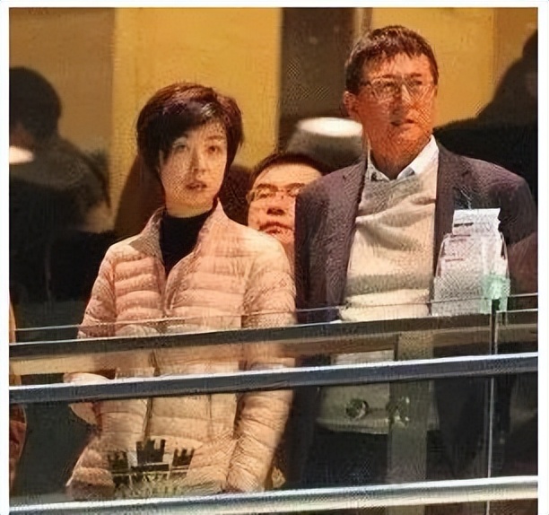 她是世界女乒第一人，大20岁老公与袁立同居12年，转身把她宠上天