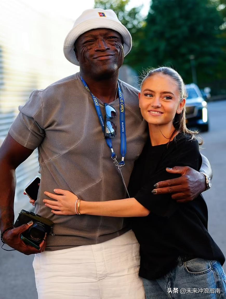 海蒂克鲁姆和女儿一起拍照,海蒂克鲁姆全家福