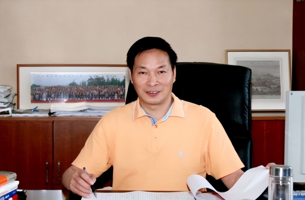 从卖眼镜到身价330亿，首富黄伟低调到无人识，身价缩水反而火了