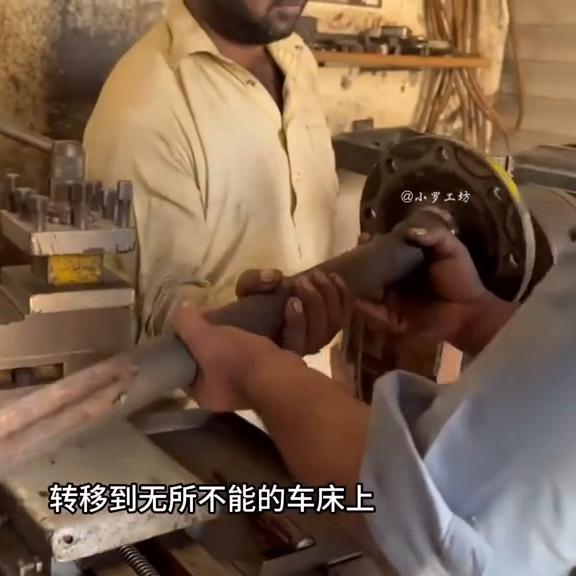 巴铁维修真够奇葩用打铆钉方式修复断开两截的卡车半轴太震撼了
