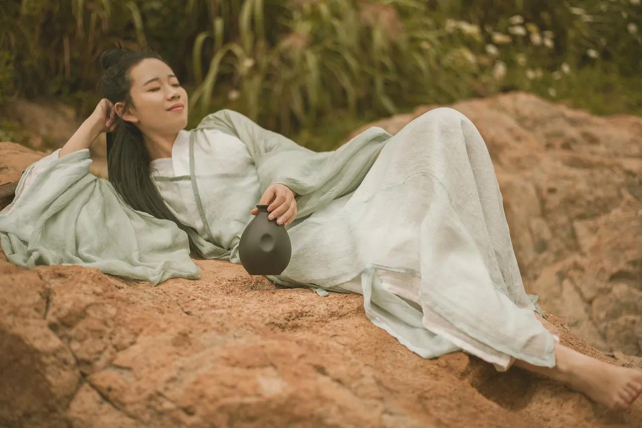 莫笑多情无处置，只因风起扶流梳