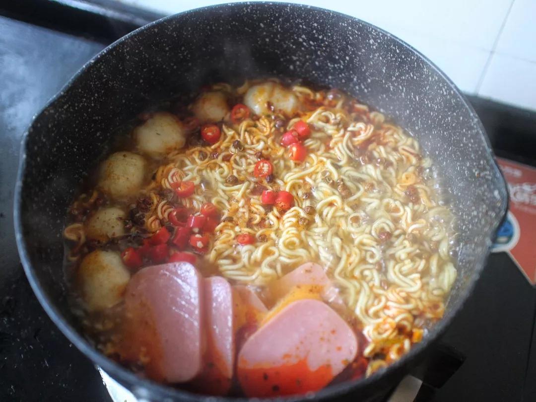 摆摊卖泡面创业项目怎么样,街边摆摊煮泡面卖50一份