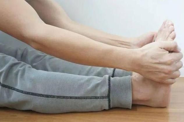 睡觉突然腿抽筋可能并非缺钙,睡觉时腿抽筋是缺钙还是血脂高