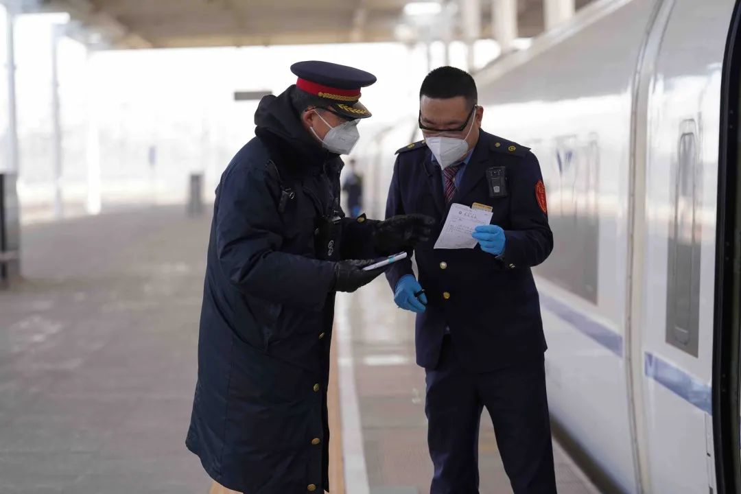 【新春走基层】春运首日，秦皇岛火车站人气满满