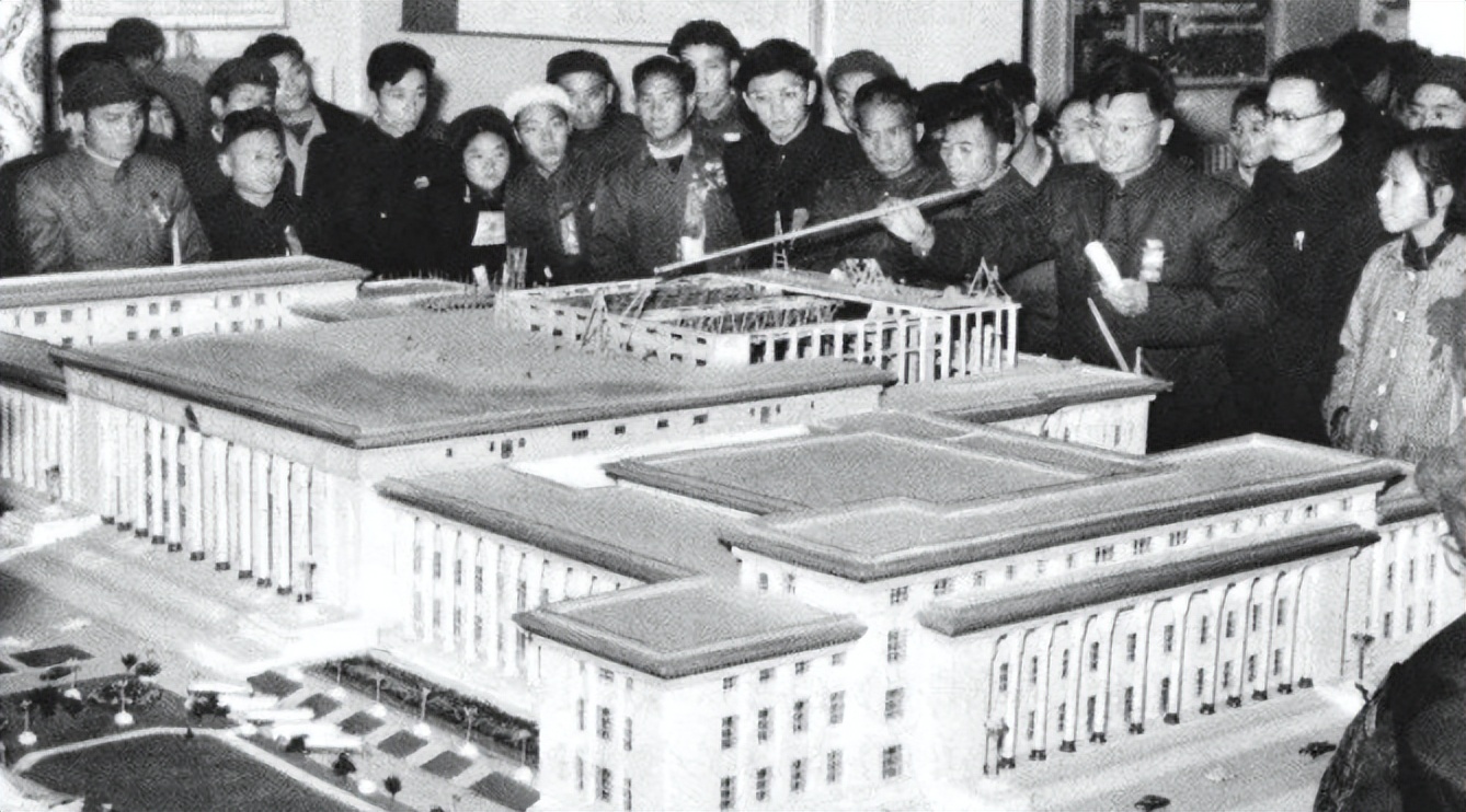 1959年人民大会堂落成,毛主席指着天花板笑问:这是谁的主意