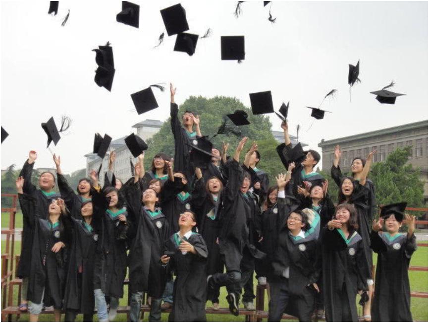 大专生毕业不配穿学士服吗,怎么看待专科穿学士服毕业