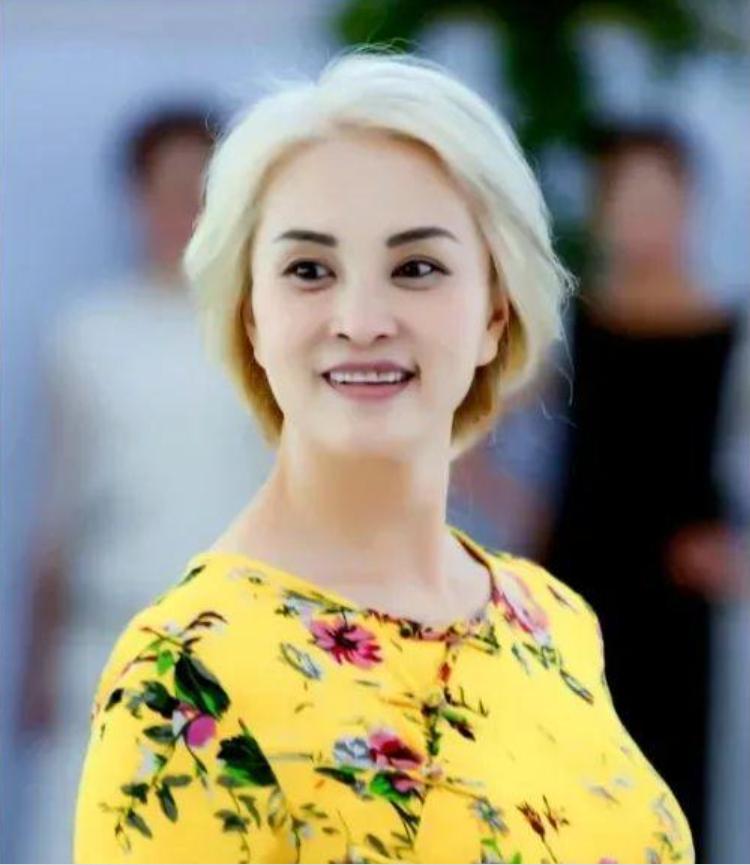 “励志大妈”于书：前夫出轨，两度瘫痪，一夜白头，如今惊艳众人