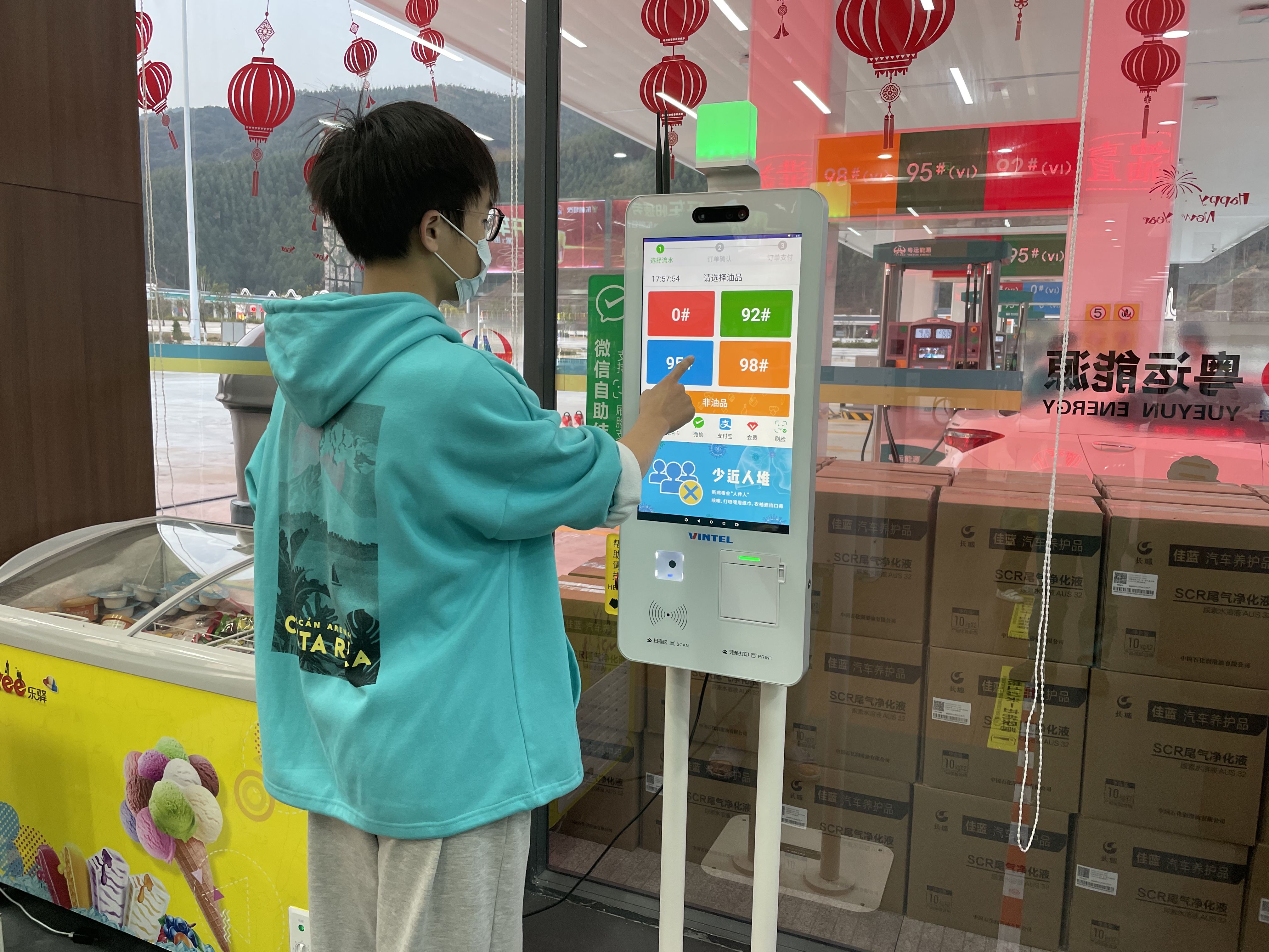 车子加满油和加200哪个好,汽车加太满油从车底漏出来怎么办