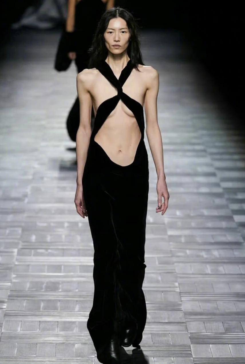 黑丝、抱胸、裸身，娱乐圈没被扒出的“*裤底**”，全在时尚周暴露了