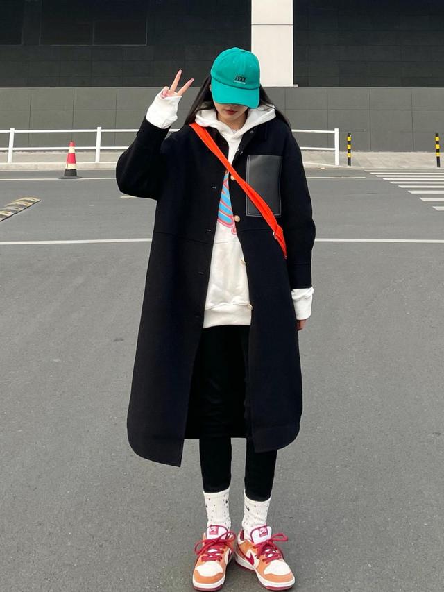 大衣卫衣今冬最火混搭套路时髦炸,冬季穿大衣卫衣减龄时髦