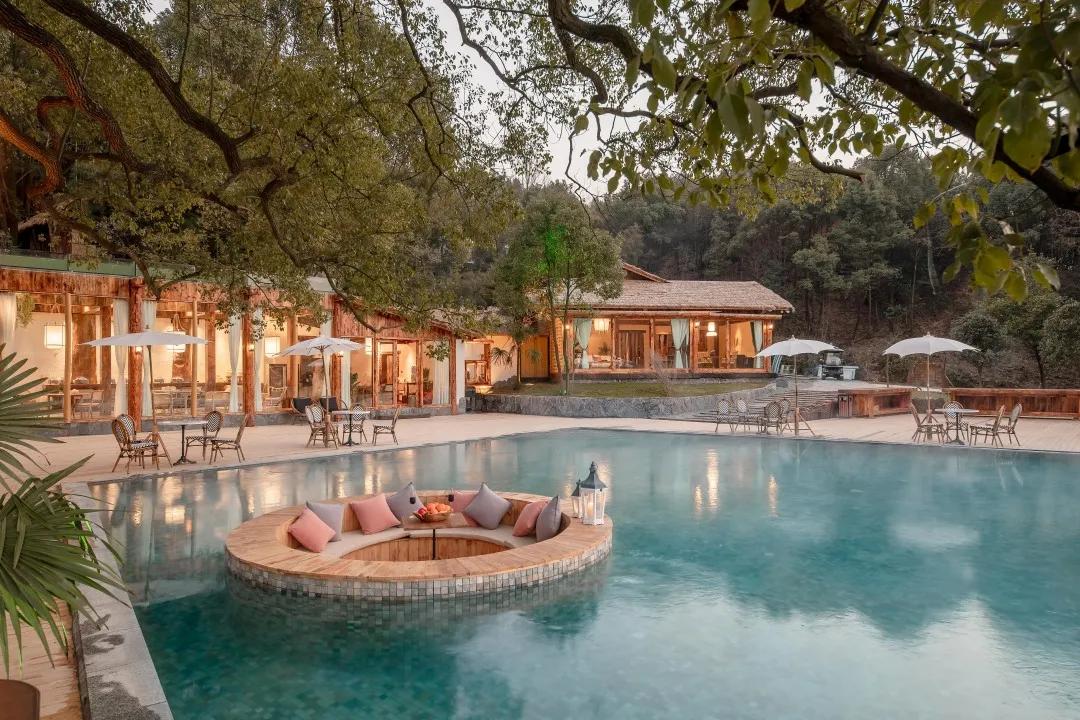 神仙眷侣辞掉高薪工作，爆改废弃山谷，悬崖高空造无边恒温泡池