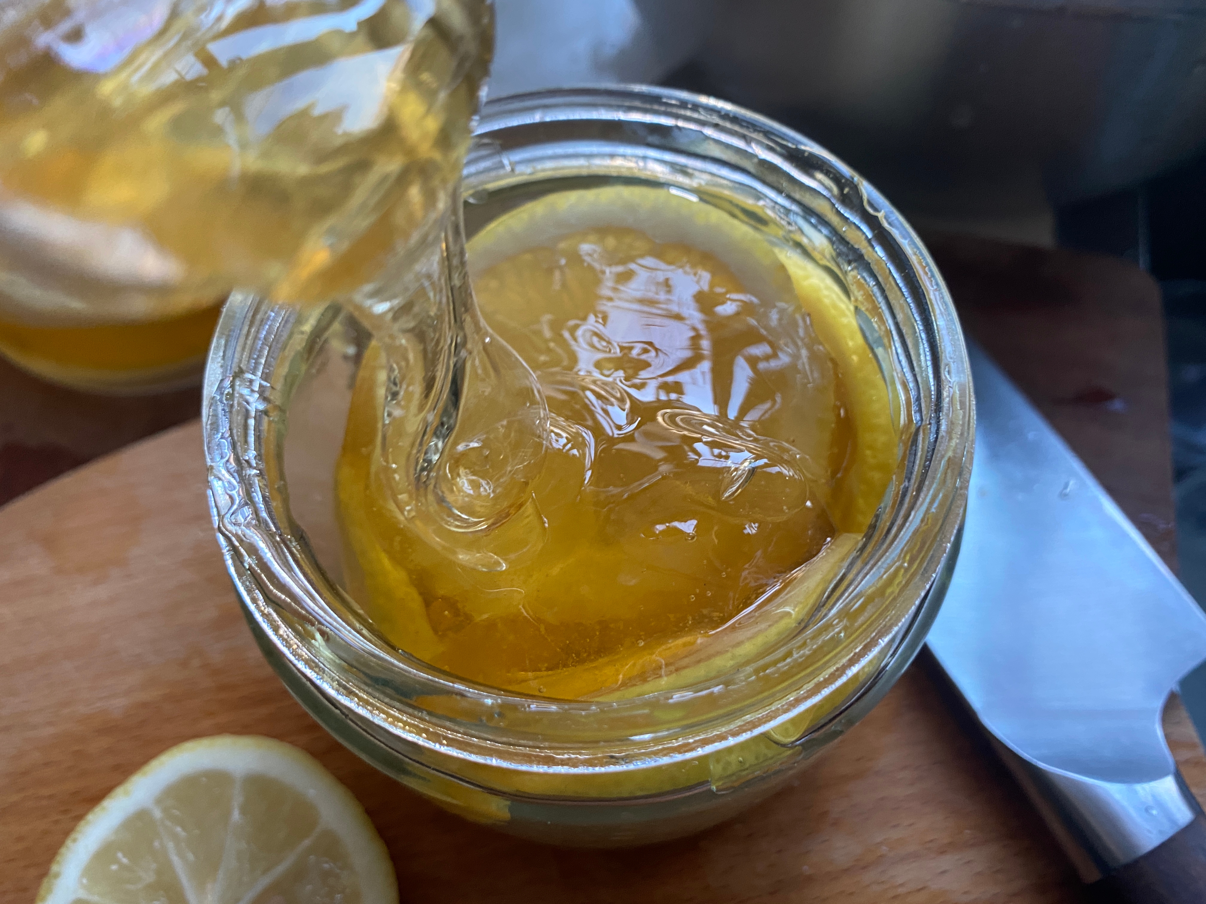 如何用柠檬和蜂蜜做出好喝的饮品,柠檬蜂蜜怎么做不浪费蜂蜜