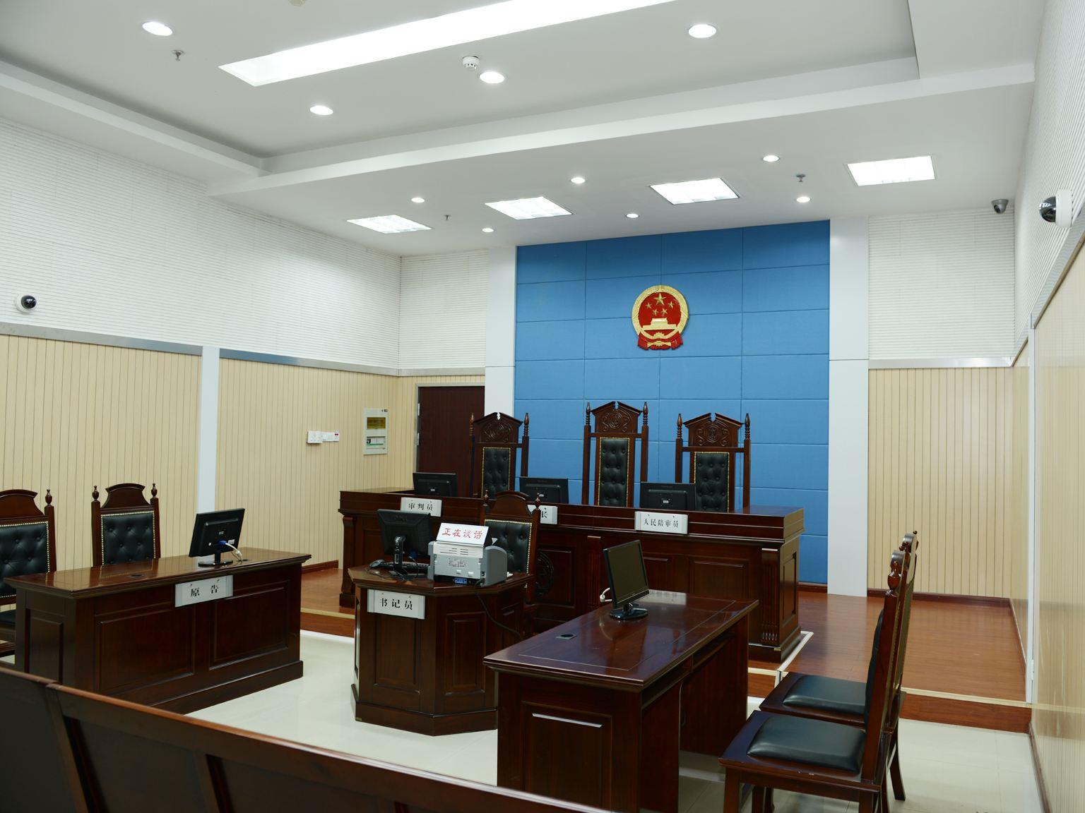 女子曝在法院被女法官抓伤面部,女子在法庭被法官抓伤如何处理的