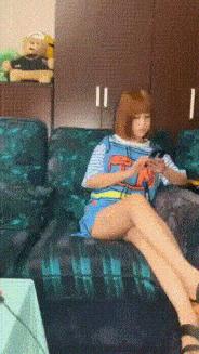 姑娘这裤子穿得,真让人觉得尴尬,紧身裤也不能太紧啊